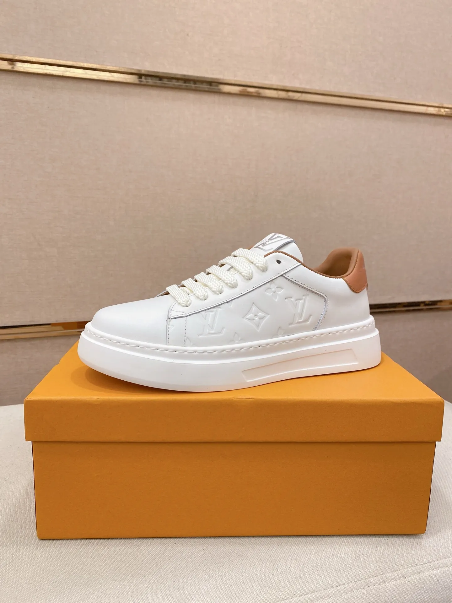 Men's shoes 💰: 480💰🎉🎉LV~Louis Vuitton trendy men's shoes New shipments Latest matching The same style as the official website Super high quality Hot sales of the season [strong] [strong] [strong] Selected first-layer cowhide, comfortable cowhide lining, original last, comfortable on the foot, wear-resistant rubber outsole Size number: 38-44.